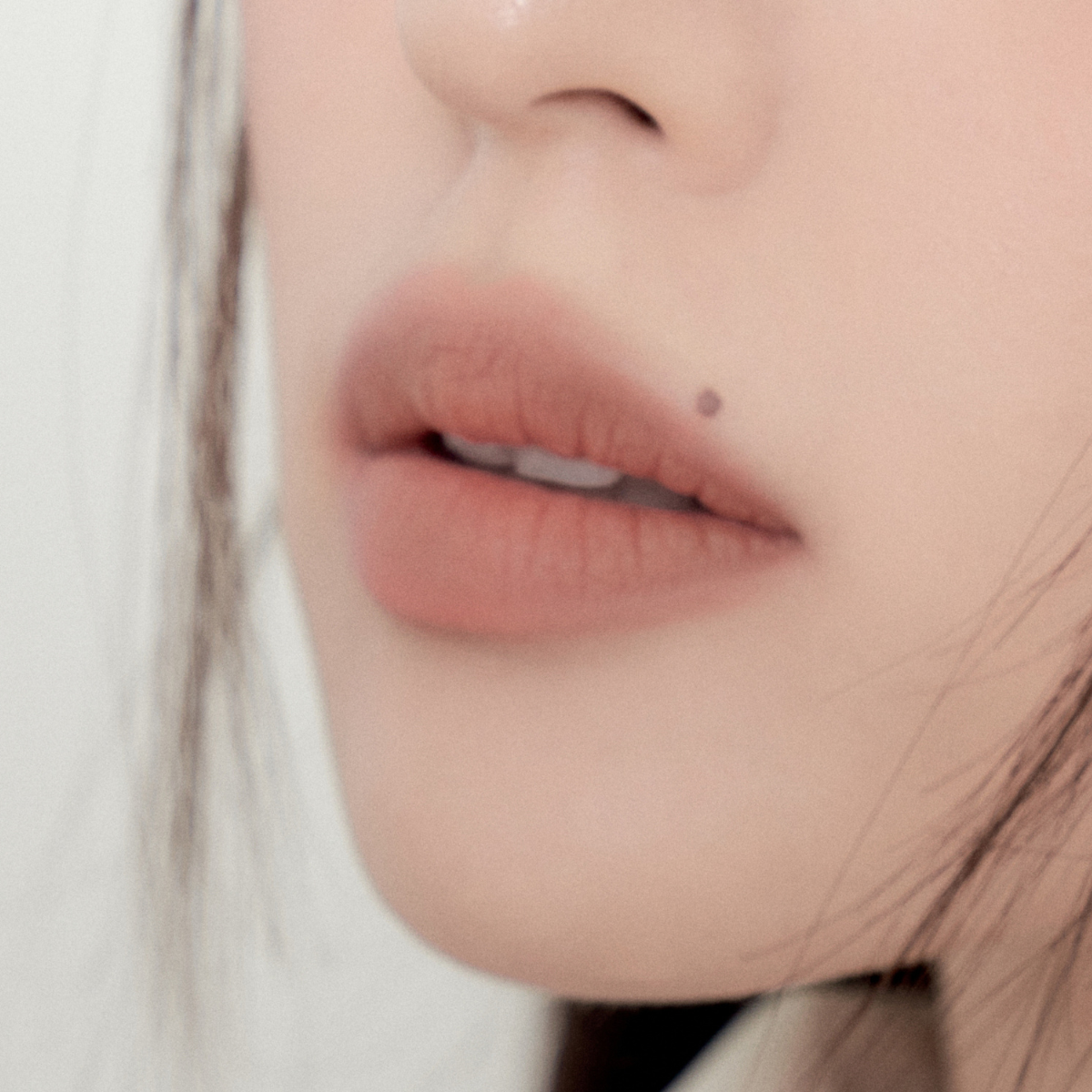 Muzigae Mansion Moodwear Blur Lipstick 003 Nuddy applied on lips, showing velvety semi-matte color