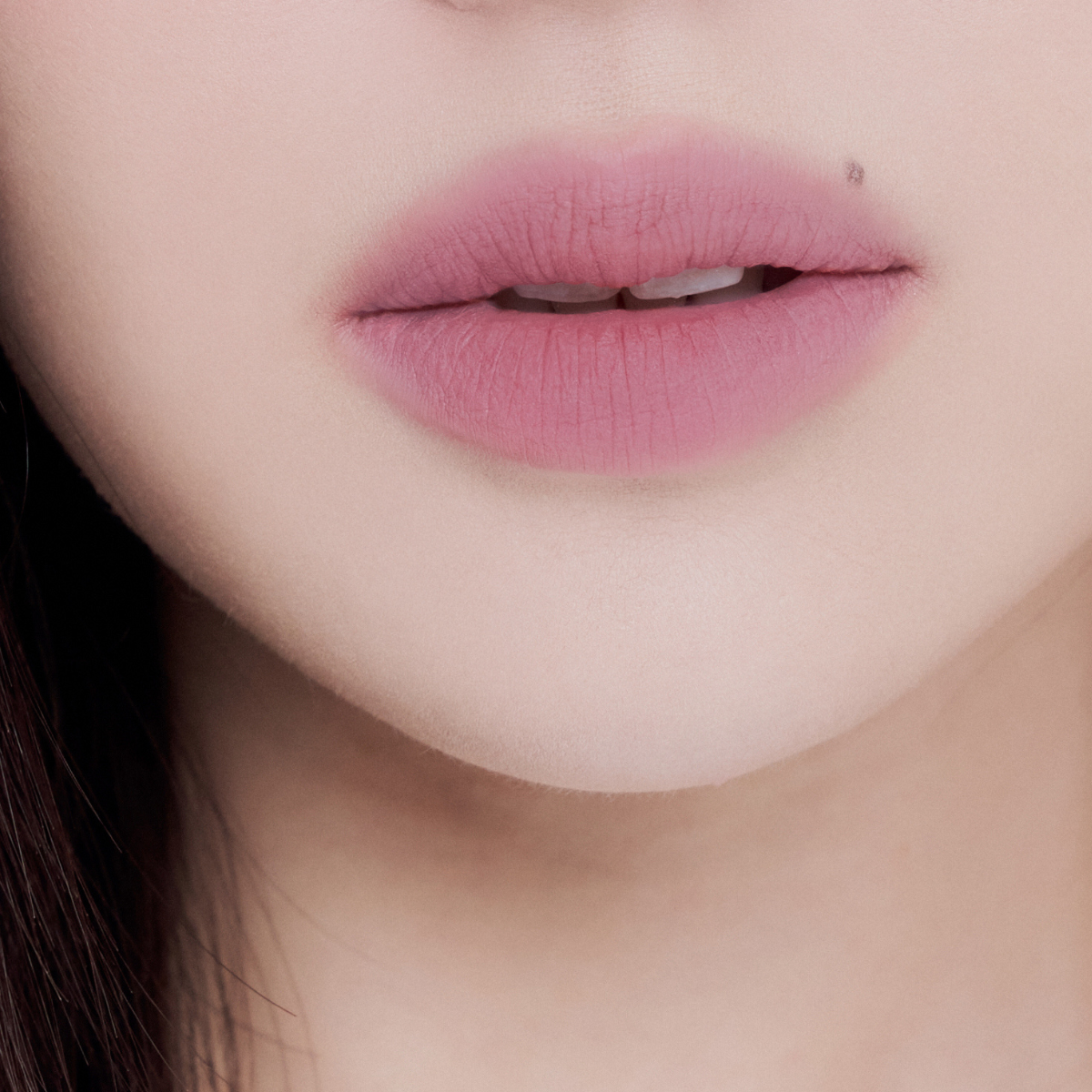 Muzigae Mansion Objet Water Lip Tint Posh applied on lips, showing translucent, hydrated finish