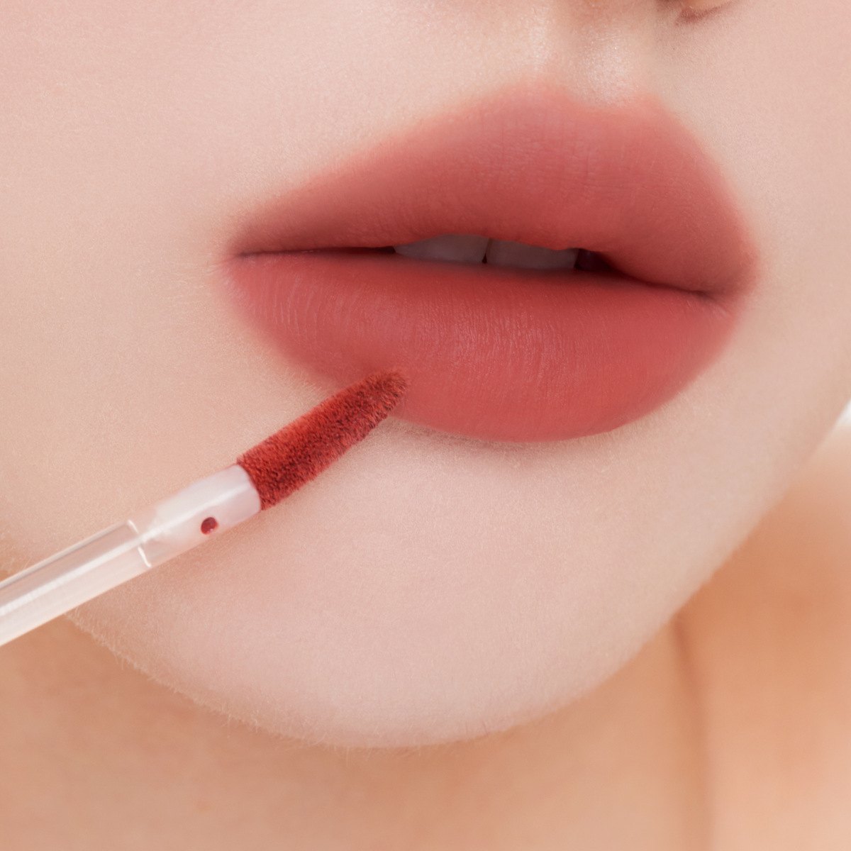Muzigae Mansion Objet Liquid Lip Tint Stranger 003 applied on lips, showing smooth matte finish