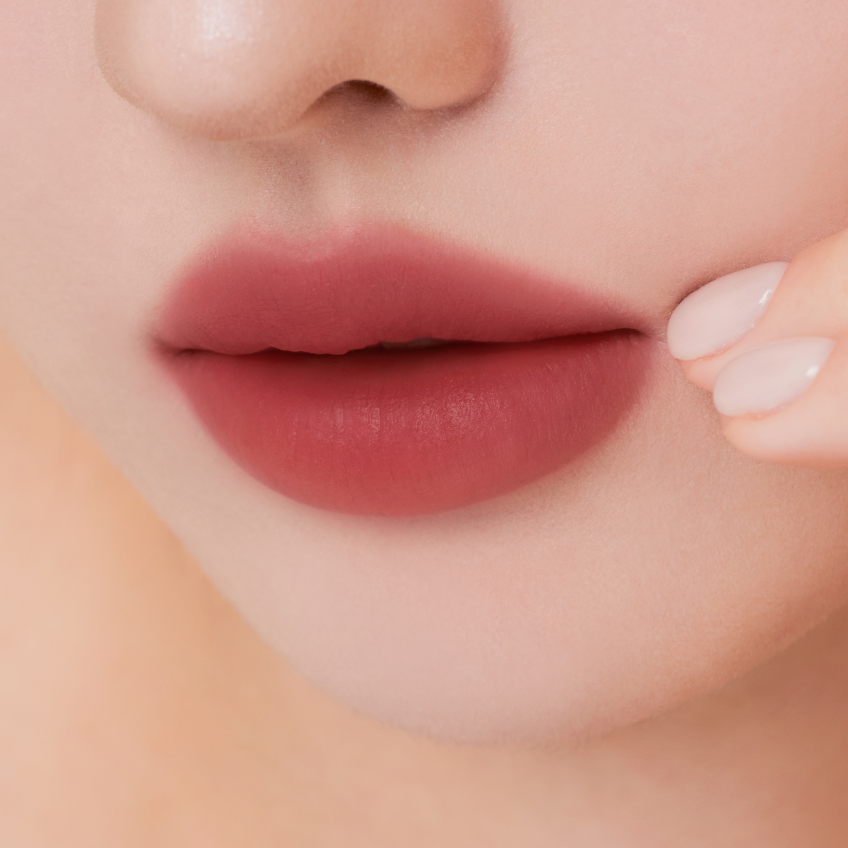 Muzigae Mansion Objet Liquid Lip Tint Affection 004 applied on lips, showing smooth matte finish