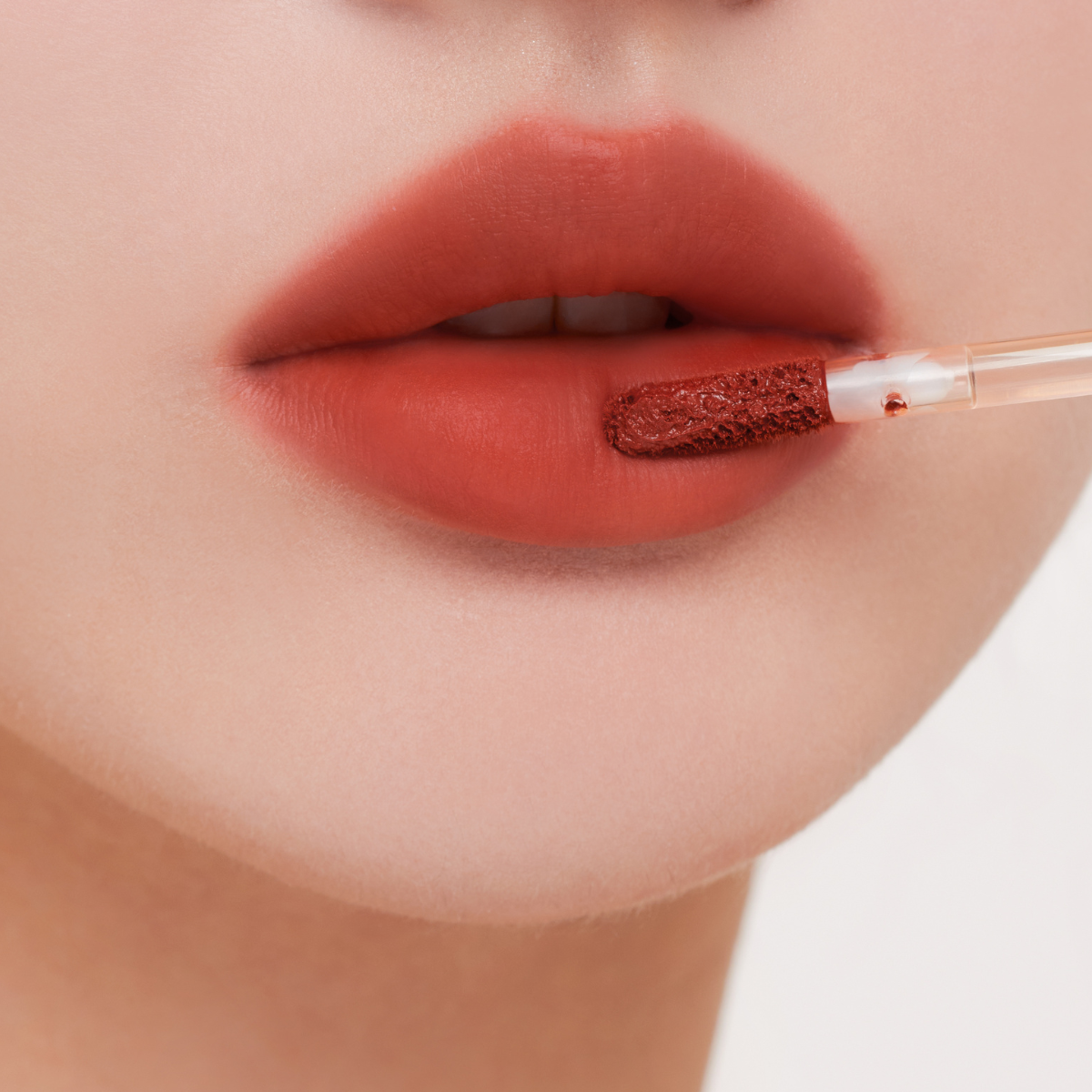 Muzigae Mansion Objet Liquid Lip Tint Notable 006 applied on lips, showing smooth matte finish