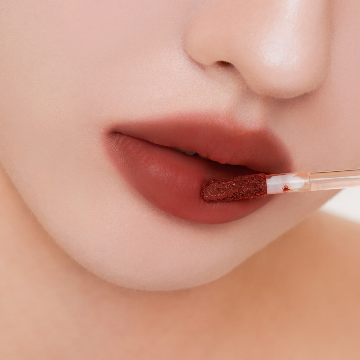 Muzigae Mansion Objet Liquid Lip Tint Undone 010 applied on lips, showing smooth matte finish