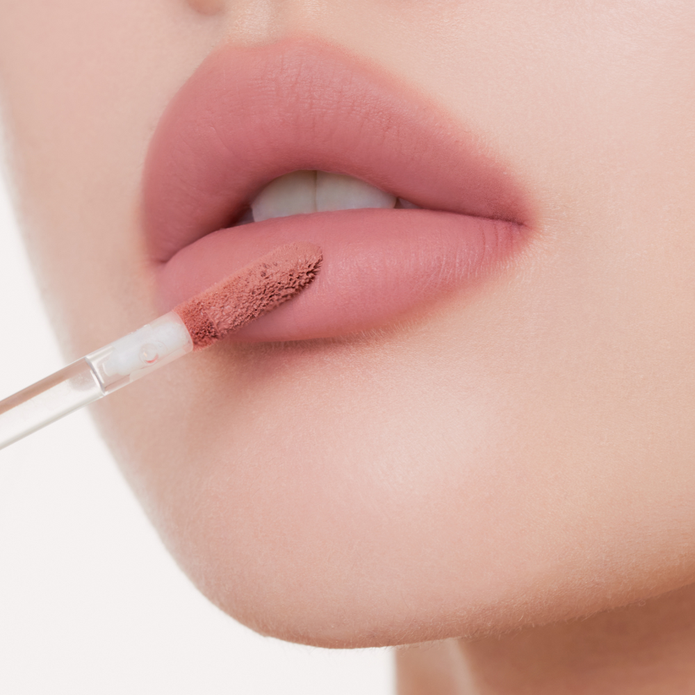 Muzigae Mansion Objet Liquid Lip Tint Poise 011 applied on lips, showing smooth matte finish