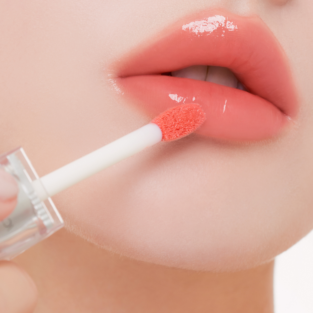 Muzigae Mansion Icy Glow Lip Gloss 06 Better applied on lips, showing sheer, radiant shine
