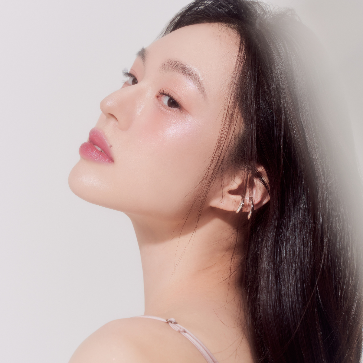 Model wearing Muzigae Mansion Fitting Blush Highlighter in Fabulous, highlighting the luminous finish in natural lighting