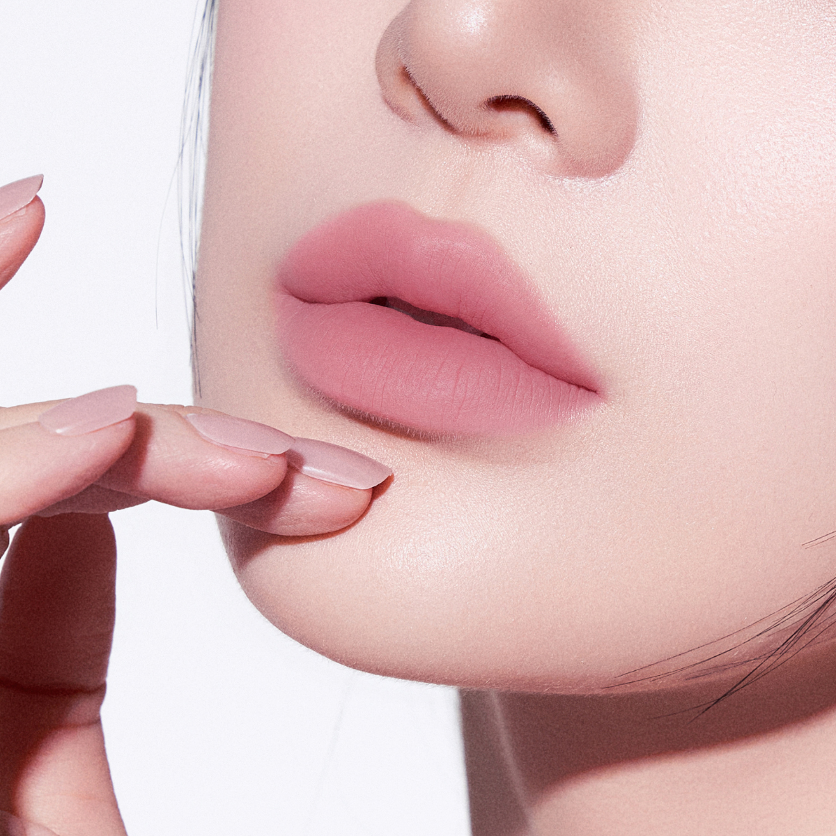 Muzigae Mansion Objet Liquid Lip Tint 025 Whisper applied on lips, showing smooth matte finish