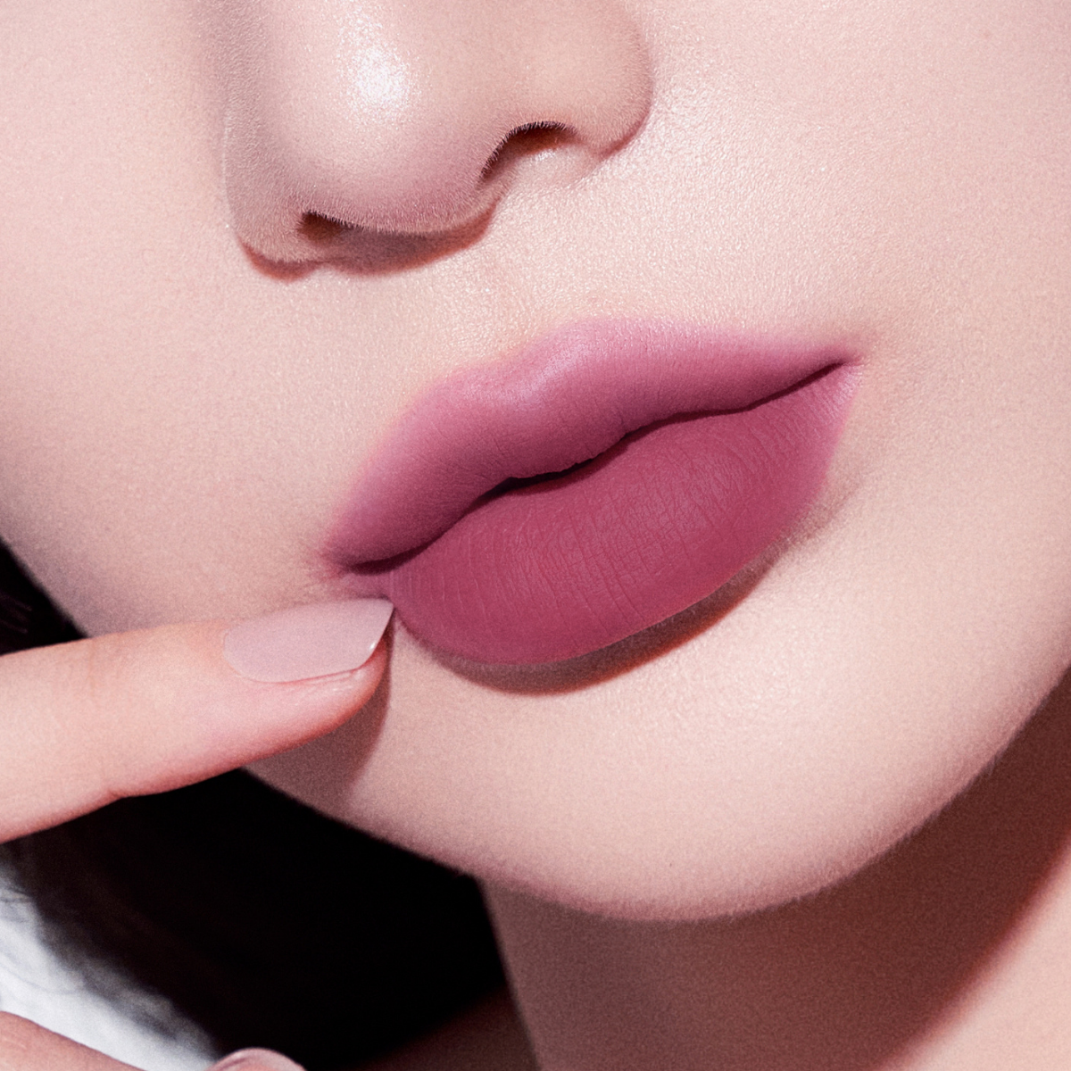 Muzigae Mansion Objet Liquid Lip Tint 027 Spinel applied on lips, showing smooth matte finish